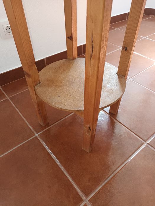 Camila de madeira pequena