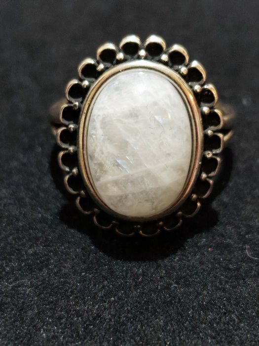 Pierścionek z białym kaboszonem