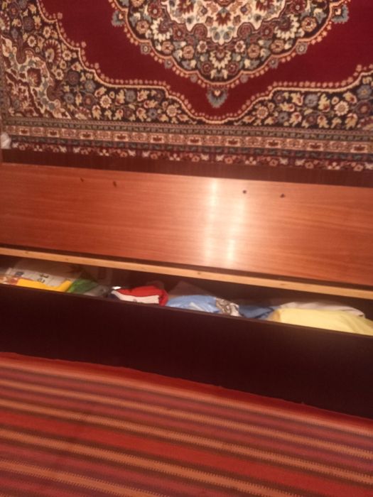 Диван з подушками