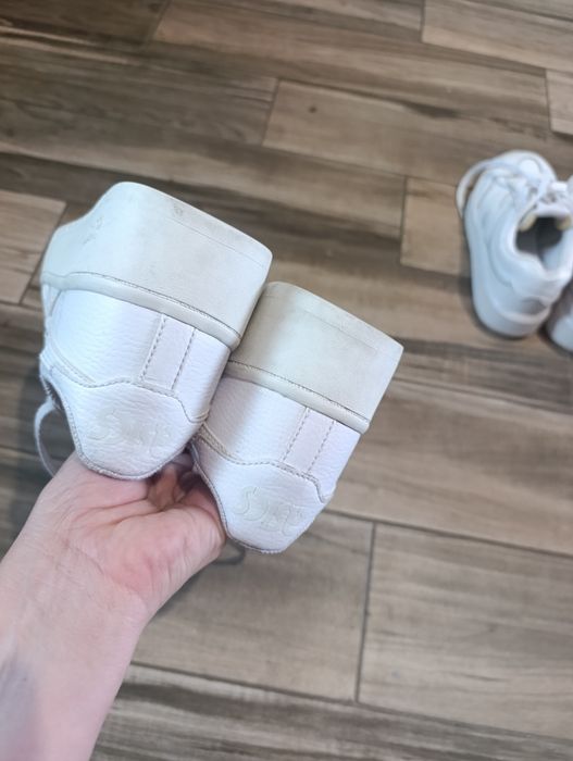 Білі кросівки asics