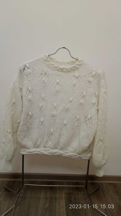 Свитер белый женский