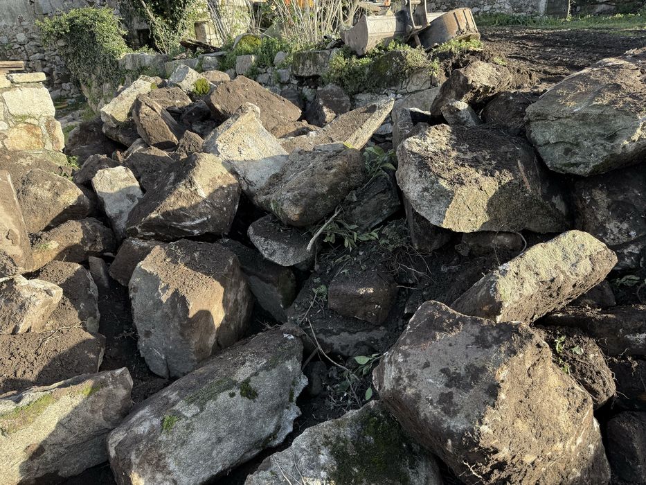 Pedras pra muros grandes pedras .