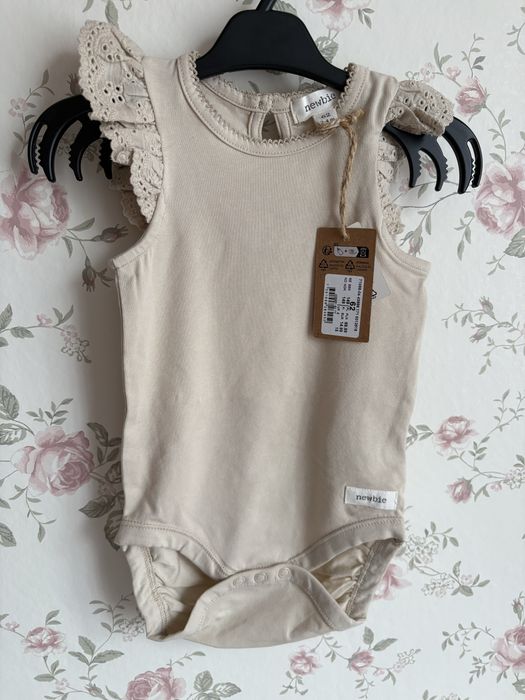 body bez rękawków z falbanką newbie