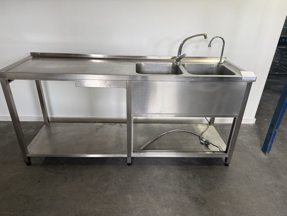 Bancada duas cubas pias com torneiras