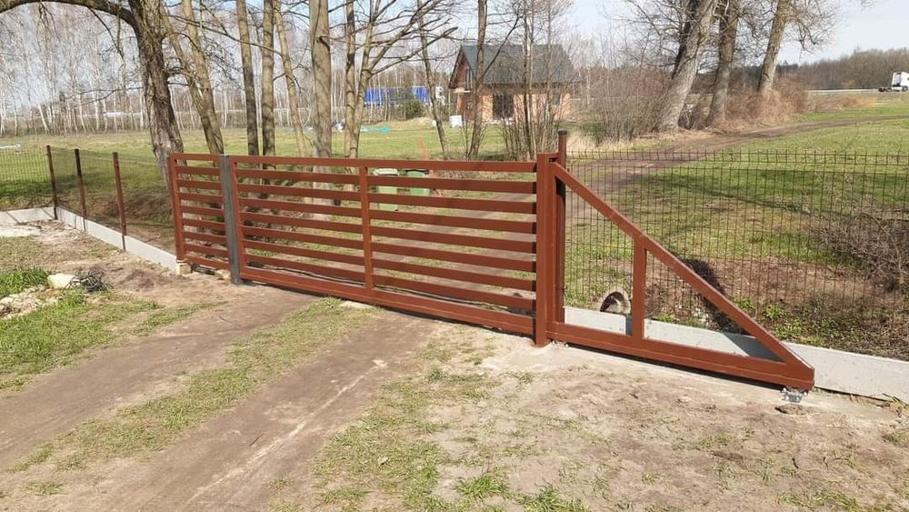 Montaż płotu panelowego