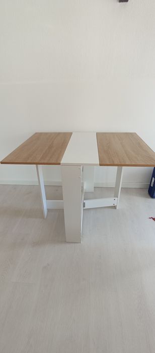 Mesa rebatível branca e castanha com bancos