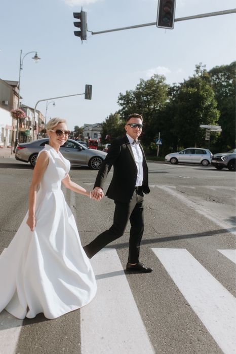 Zjawiskowa, minimalistyczna suknia ślubna