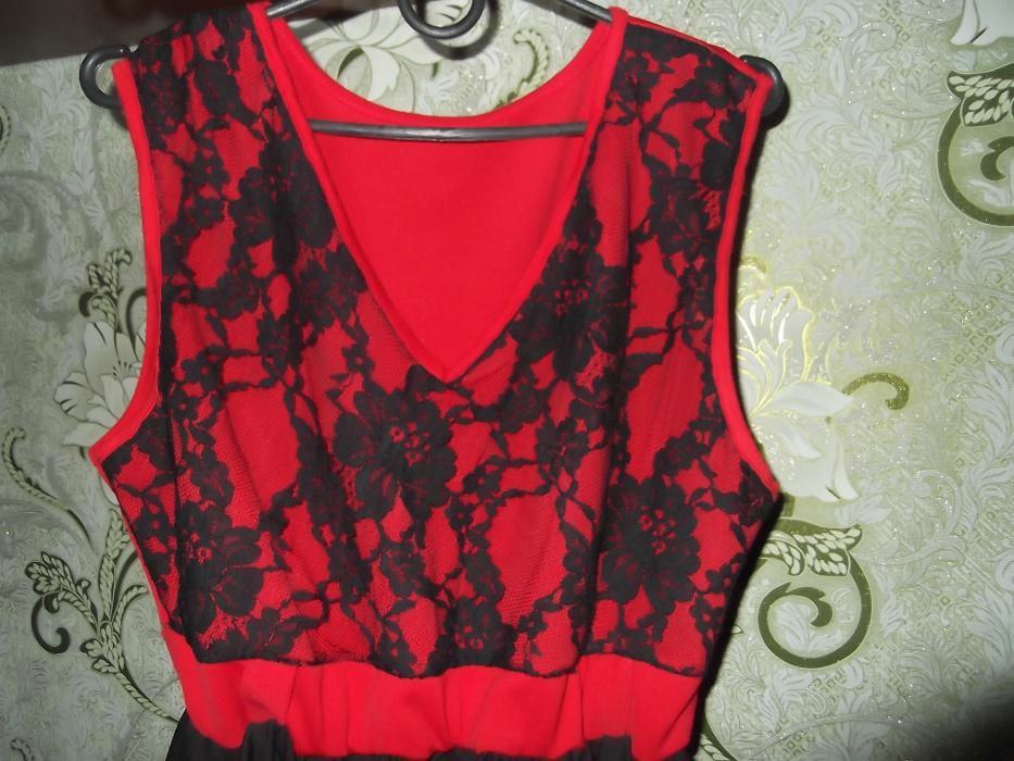 Черно-красное платье