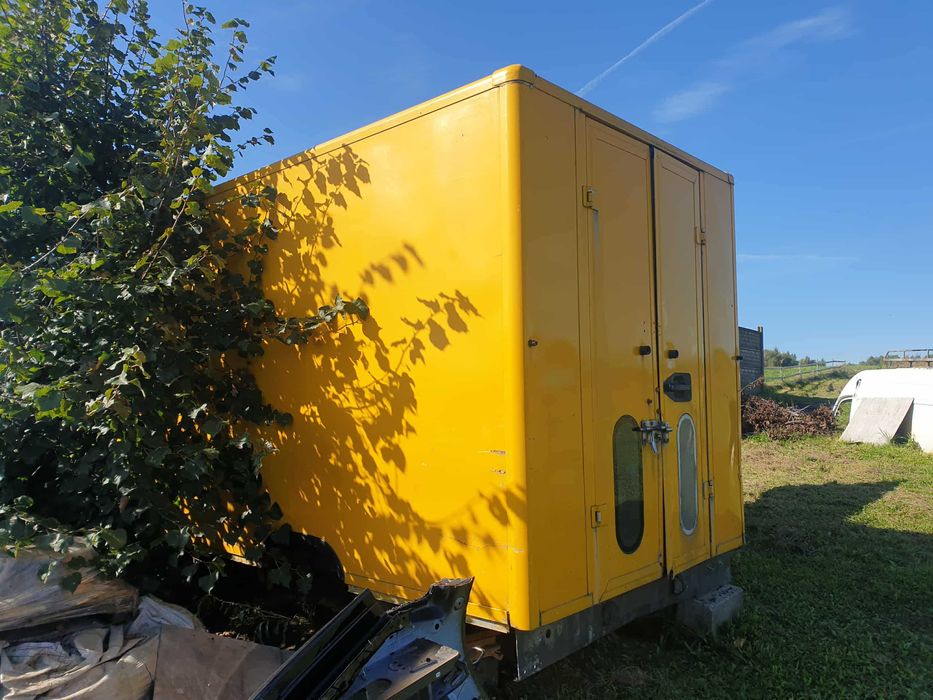 Paka kontener magazyn z półkami trzy drzwi solidna konstrukcja