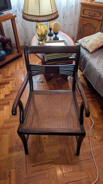 Cadeirão de sala antigo em madeira