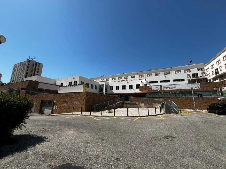 Arrendamento loja Carregado