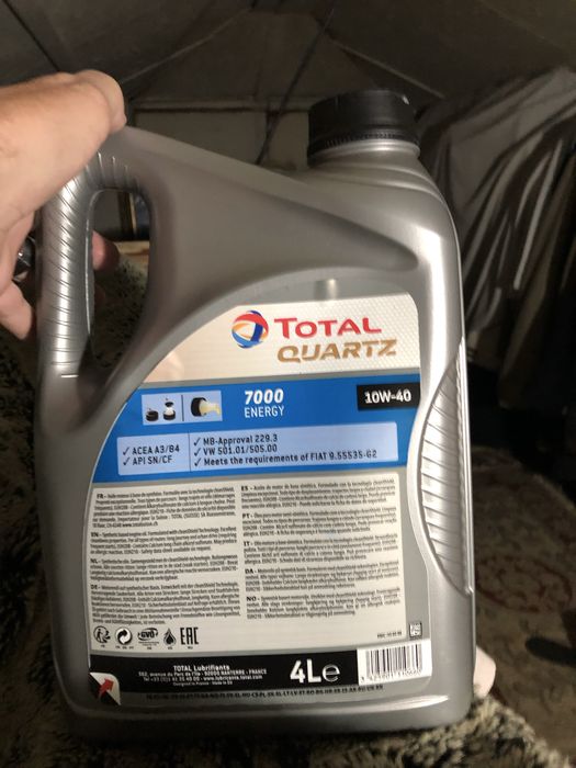 4 litros de oleo Quartz 7000 novo por abrir