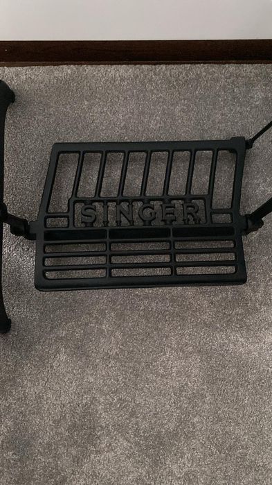 Pés de uma máquina de costura vintage (inclui vidro)