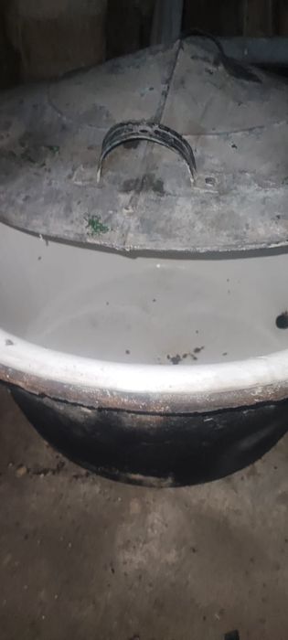 Stary powojenny , zeliwny kocioł z pokrywa