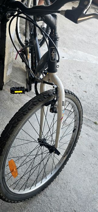 Bicicleta preta.