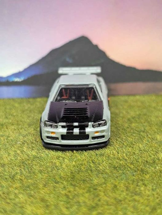 Hot Wheels Nissan Skyline GT-R BNR34 + Custom Pearl White
