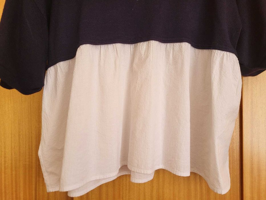T-shirt azul e branca Zara