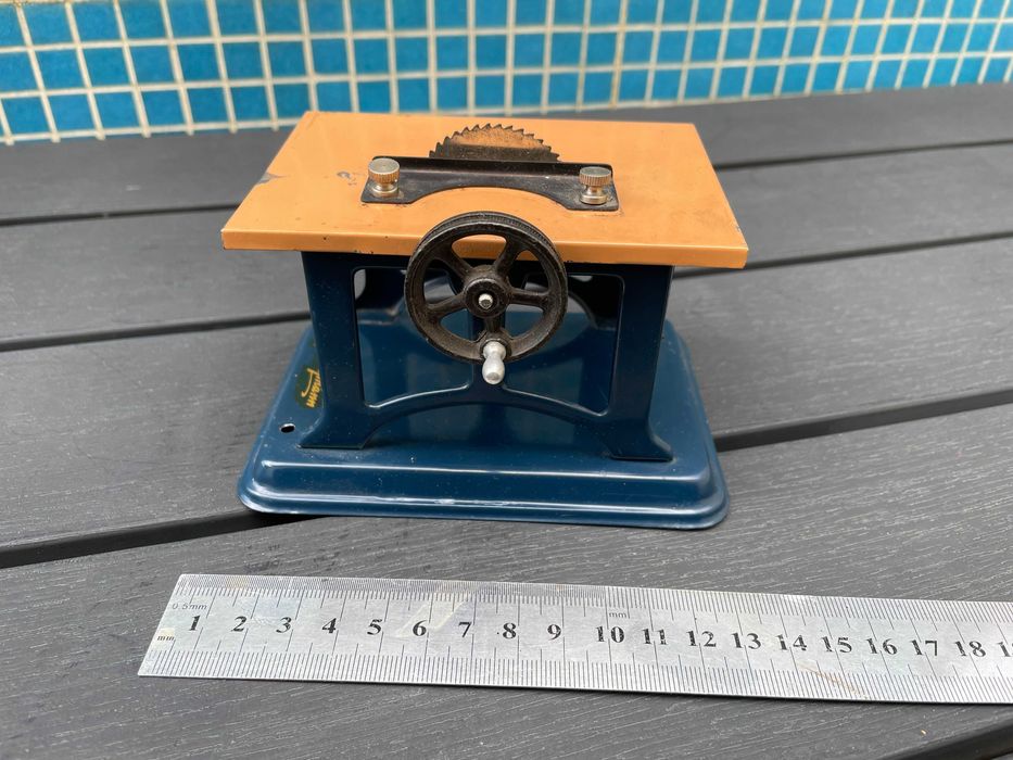 Brinquedo antigo em chapa