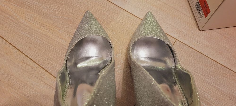 Czółenka srebrne nr 40 używane 2 godziny firmy Deezee