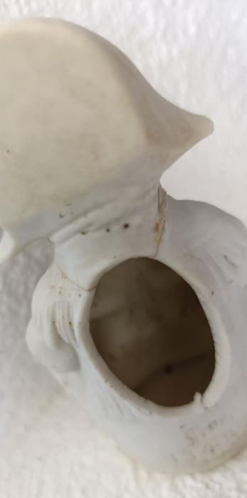 Paliteiro biscuit Germany com colagem no pescoço