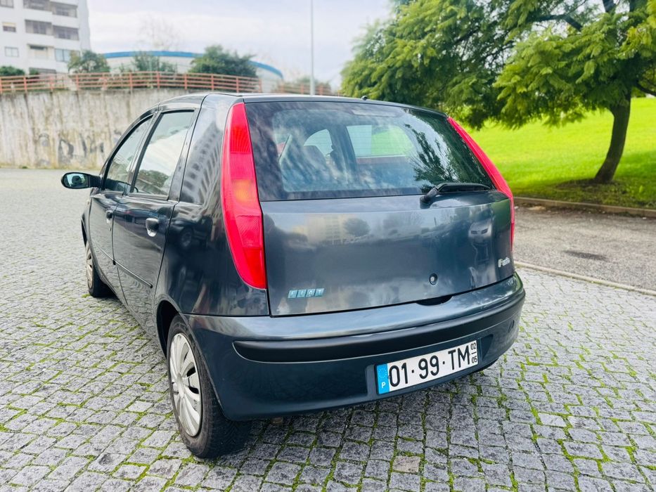 Fiat punto 1.2  gasolina ano 2002 em bom estado geral.
