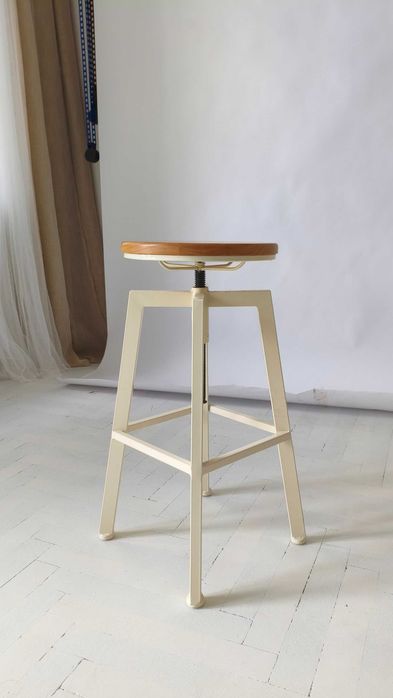 Wysoki obrotowy taboret Zara