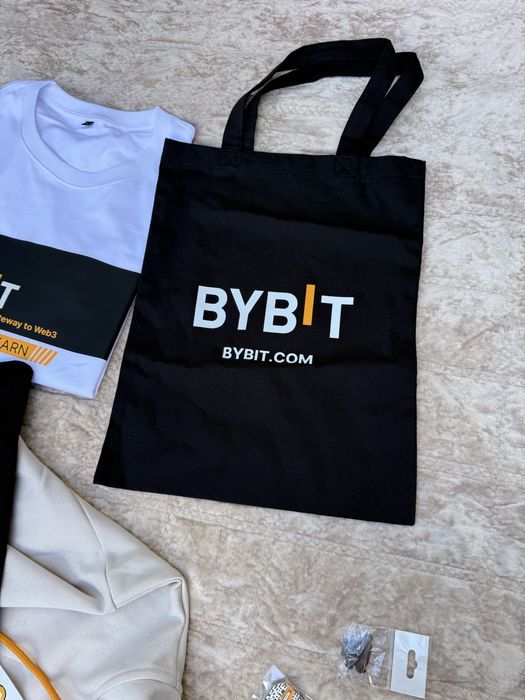 Новий оригінальний мерч BYBIT: худі, футболки, кепки, термос, шопер