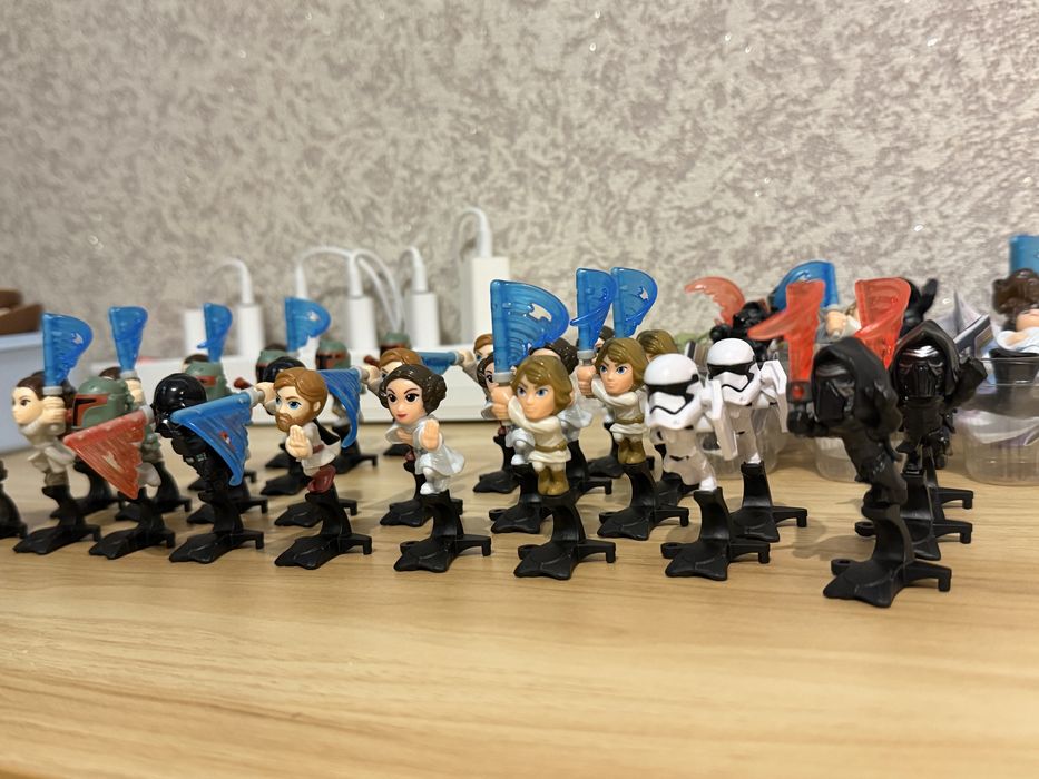 10 фігурок kinder Star Wars залишився  боба фет!