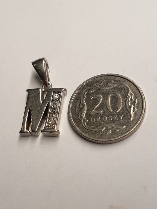 wisiorek literka M z cyrkoniami srebro 925