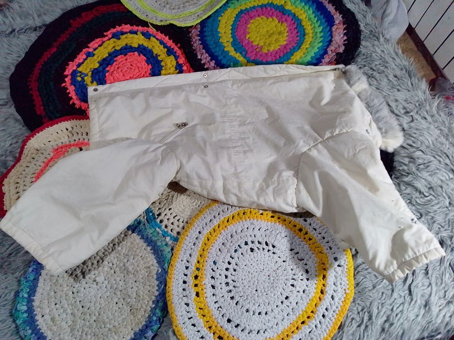 2 собачьих комбинезона белый зимний  и чёрный меховый