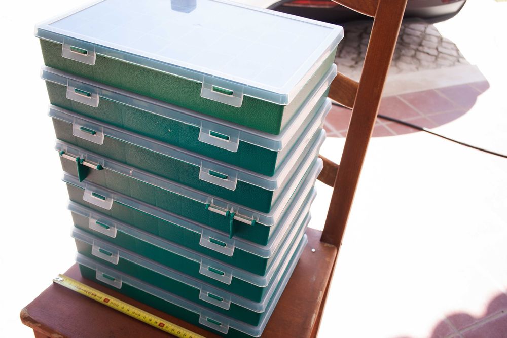 expositores e peças variadas de bijuteria