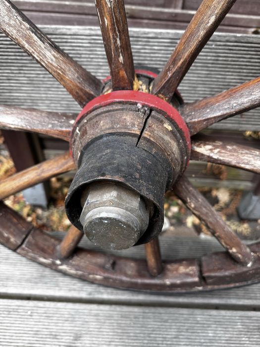 Stare drewniane kolo bryczka