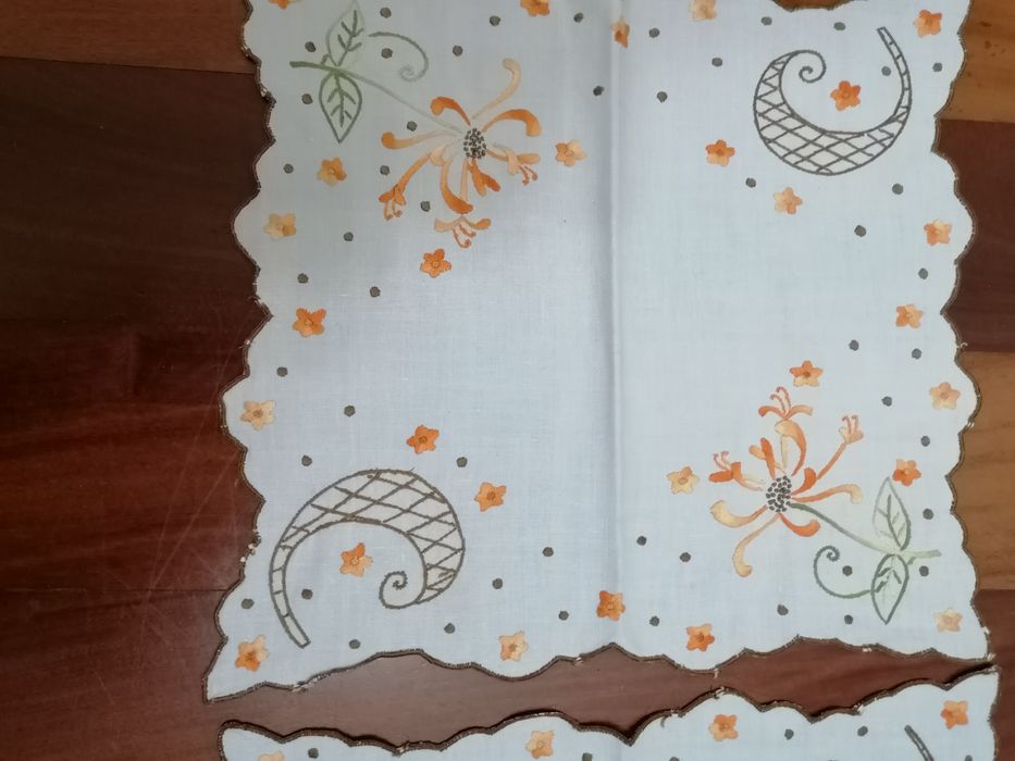 Conjunto de 2 panos decorativos bordados a mão