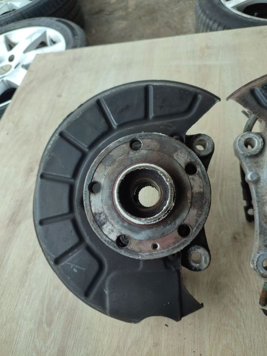 Цапфа, кулак перед/ зад  Volkswagen Passat B6, B7 Octavia A5, Golf