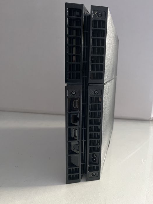 PS4 500GB + 4 jogos