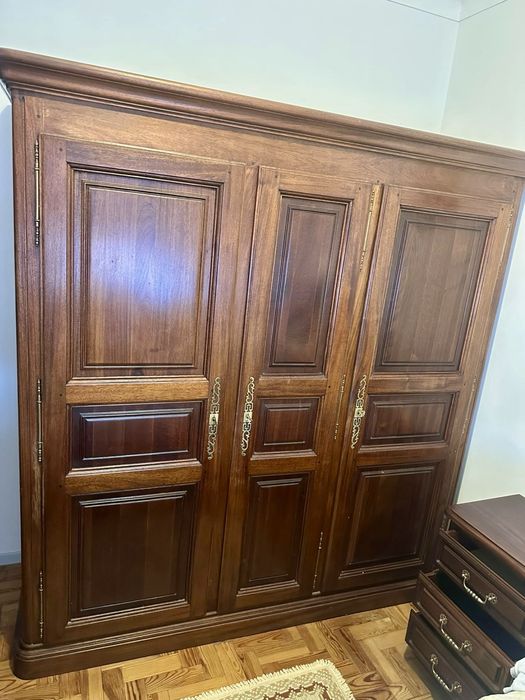 Quarto de casal completo em madeira - cama de casal , roupeiro cómoda e mesa de cabeceira