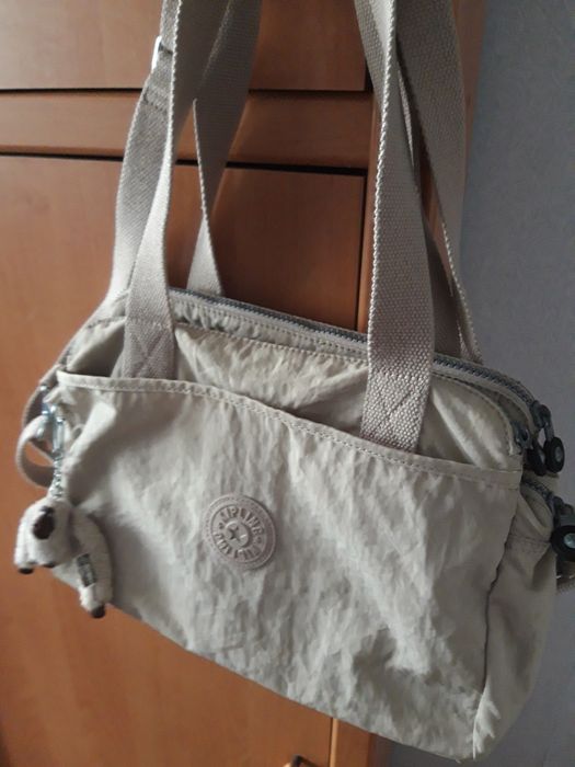 Сумка Kipling c обезьяной бежевая через плечо