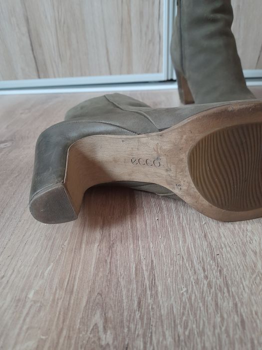 Botki w kolorze zgaszonej zieleni