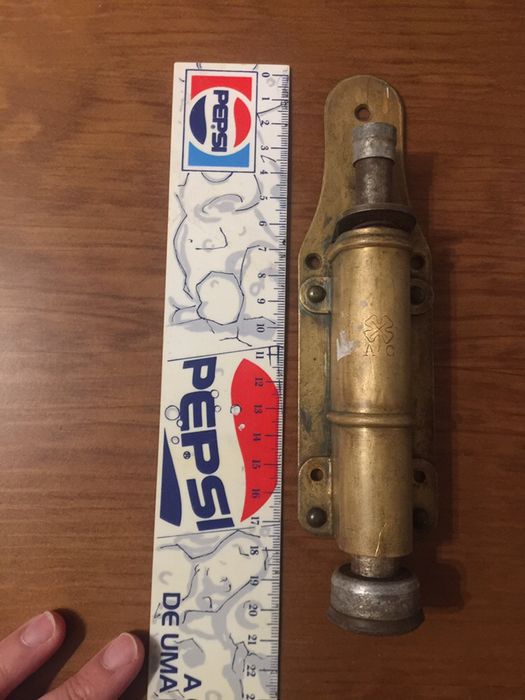 Travão de porta antigo A C em latão