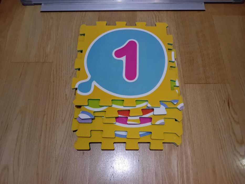 Criança - Tapete de encaixe com numeros