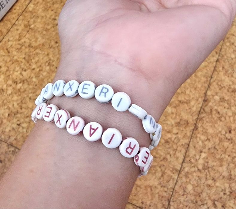 Conjunto de duas pulseiras brancas com letras