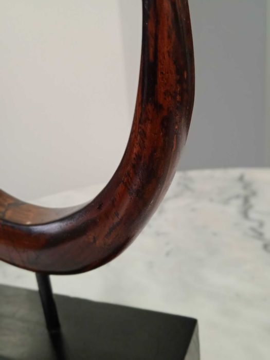 Escultura em madeira muito elegante
