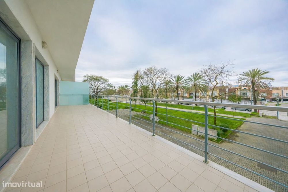 Apartamento T3 com Varandas, Garagem e Parqueamento, na Vila Serena, P