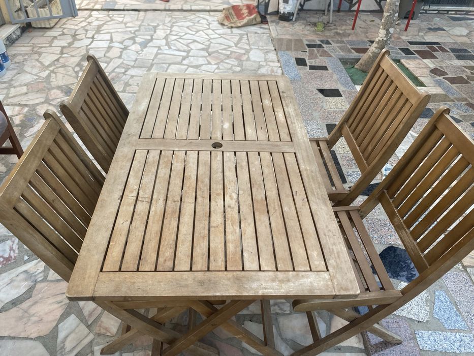 Mesa de madeira exterior
