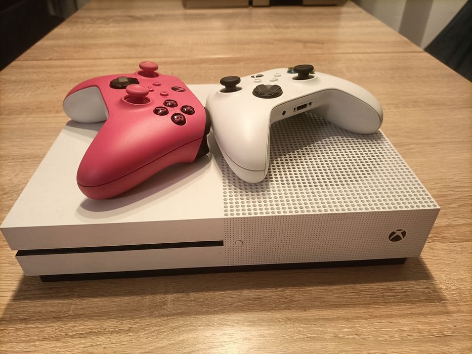 Xbox one S + 2 pady