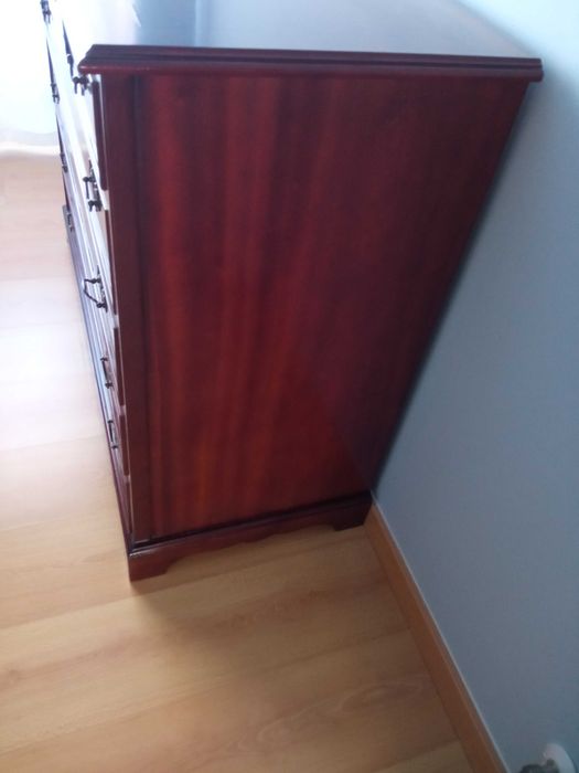 Cômoda clássica de madeira maciça