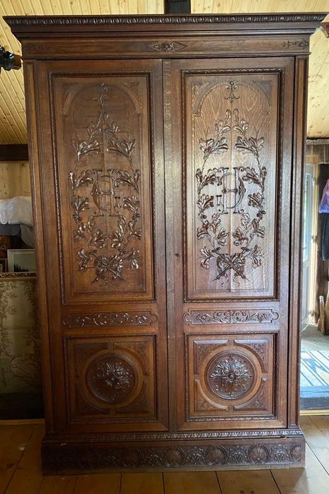 Вишукана шафа з ініціалами