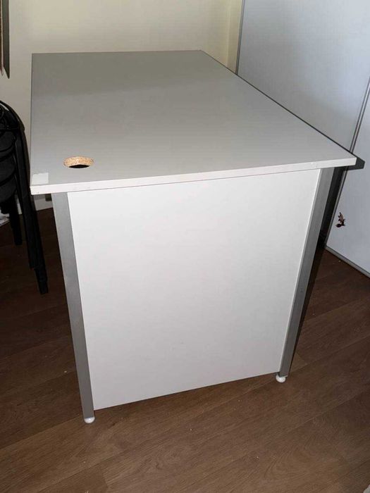 Стіл офісний ДСП на металевих опорах сірий (120х60 см) Можливий опт