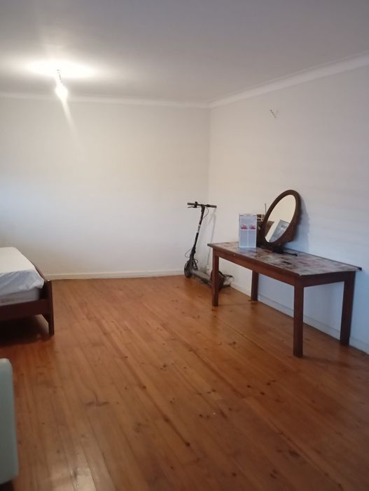 Alugo quarto grande