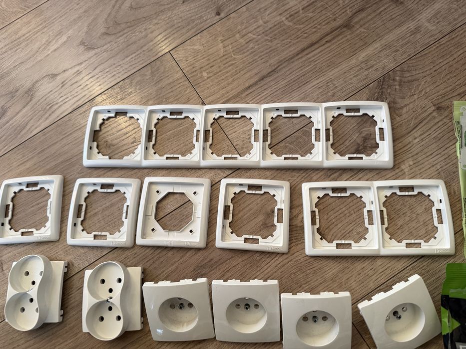 Zestaw ramek i gniazdek Simon Basic